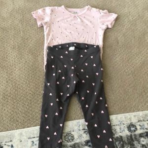 H&M 12-18 month size. Gray and pink hearts